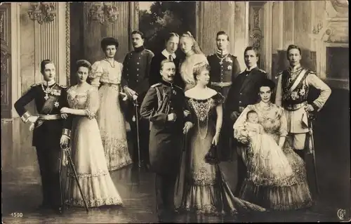Ak Kaiserliche Familie, Kaiser Wilhelm II, Kaiserin Auguste Viktoria, Kronprinzenpaar, Liersch 1500