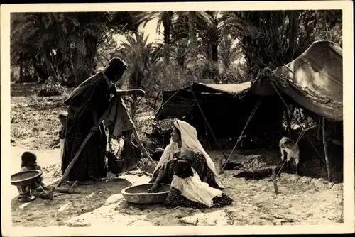 Ak Preparant le Couscous, Beduinen, Zeltlager, Frau beim Kochen