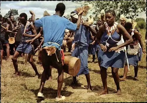 Ak Afrika, Wakamba dancers, Afrikanische Tänzer, Trommler