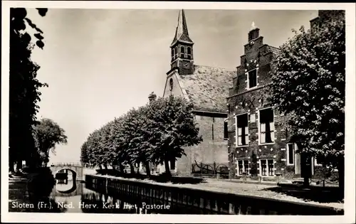 Ak Sloten Friesland Niederlande, Ned. Herv. Kerk met Pastorie