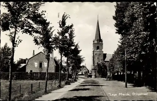 Ak Lage Mierde Nordbrabant, Dorpstraat, Ortspartie mit Kirchturm