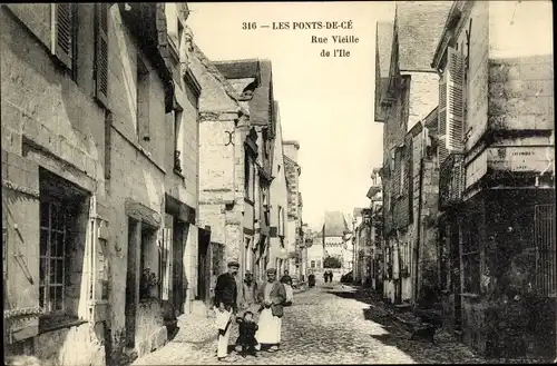 Ak Les Ponts de Cé Maine et Loire, Rue vieille de l'Ile