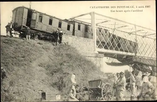 Ak Les Ponts de Cé Maine et Loire, Catastrophe du 4. août 1907, une heure après l'accident