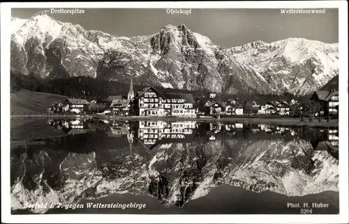 Ak Seefeld in Tirol, Ort gegen Wettersteingebirge gesehen, Dreitorspitze, Wettersteinwand