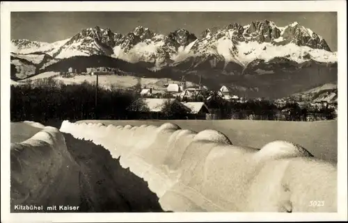 Ak Kitzbühel in Tirol, Teilansicht des Ortes mit Kaiser, Winter