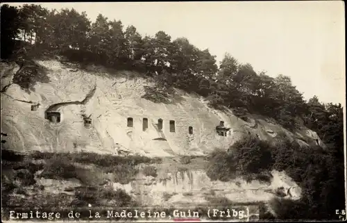 Foto Ak Guin Düdingen Kanton Freiburg, Ermitage de la Madeleine, Einsiedelei