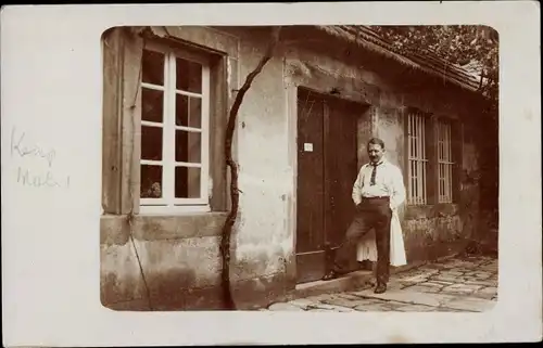 Foto Ak Elsass Bas Rhin, Mann vor einem Haus