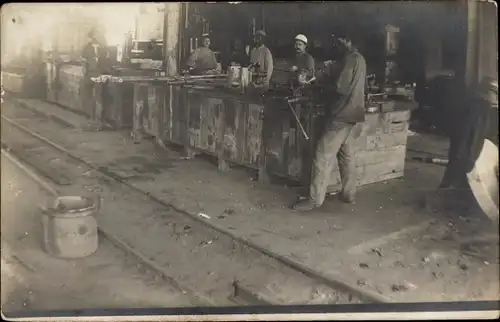 Foto Ak London England ?, Arbeiter in einer Fabrik