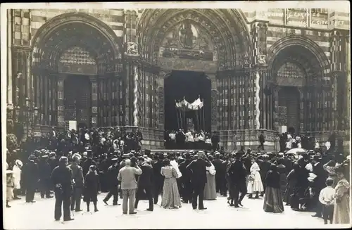 Foto Ak Genova Genua Liguria, Personen vor der Kirche, Prozession