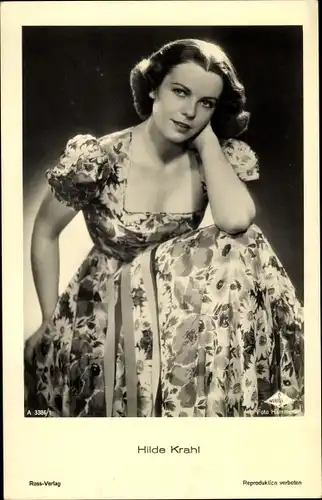 Ak Schauspielerin Hilde Krahl, Portrait, Blumenkleid, Ross 3385/1