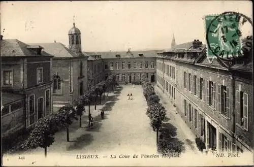 Ak Lisieux Calvados, La Cour de l'ancien Hopital