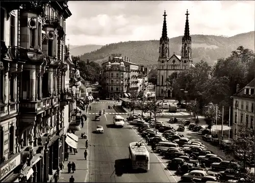 Ak Baden Baden am Schwarzwald, Ludwig-Wilhelm-Platz, ev. Stadtkirche, Autobusse, Autos, Hotel Maxim