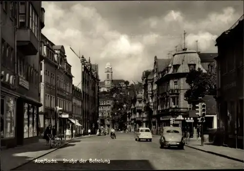 Ak Aue im Erzgebirge Sachsen, Straße der Befreiung, Automobile