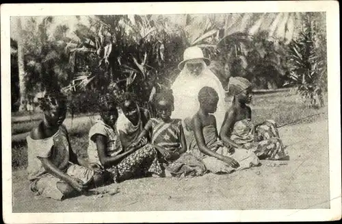 Ak Basankusu DR Kongo Zaire, Zuster Maria-Josepha met haar leerlingen, die spelen met palmpitten