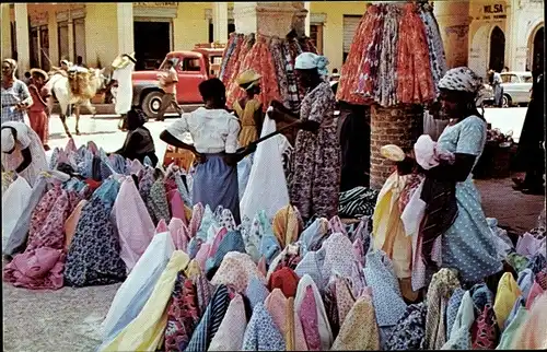 Ak Port au Prince Haiti, cloth vendors opposite Iron Market, Straßenszene