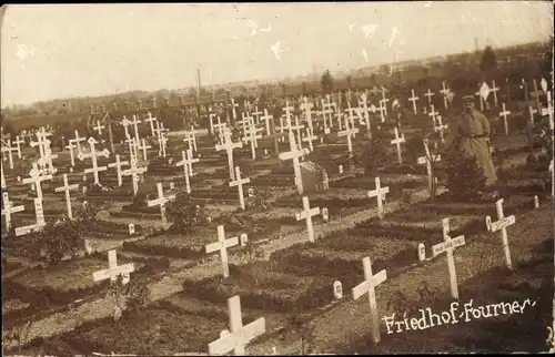 Foto Ak Fournes en Weppes Nord, Friedhof, Soldat, Gräber