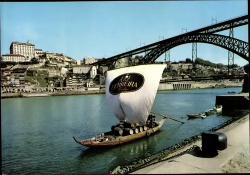 Ak Porto Portugal, Partie am Douro, Segelboot mit Ferreira Portweinfässern, Stadt, Brücke