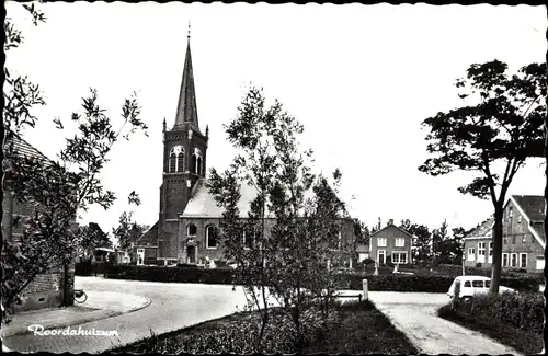 Ak Roordahuizum Leeuwarden Friesland Niederlande, Straßenpartie, Kirche