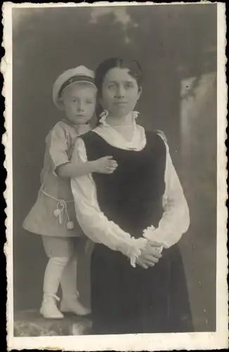 Foto Ak Frau mit Sohn, Portrait, Münster 1917