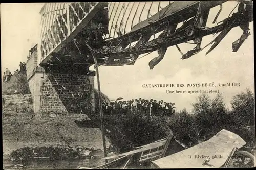 Ak Les Ponts de Cé Maine et Loire, Catastrophe du 4. août 1907