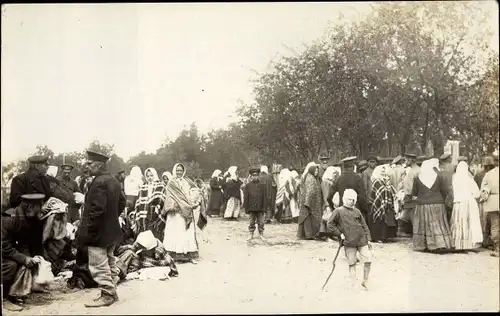 Foto Ak Polen, Ausgabe von Salz und Mehl an Panjes