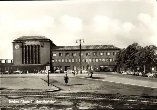 Ak Zwickau in Sachsen, Hauptbahnhof, Straßenseite, Bushaltestelle, Schienen