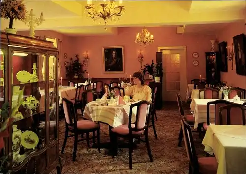 Ak Büdingen in Hessen, Café im Schloss, Gast am Tisch sitzend