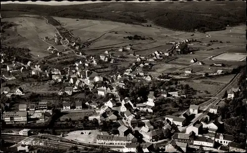 Ak Kall in der Eifel, Totalansicht der Ortschaft, Fliegeraufnahme