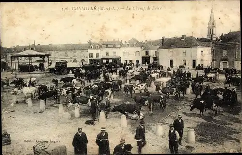 Ak Chemillé Maine-et-Loire, Le Champ de Foire, un jour de Marché, Viehmarkt