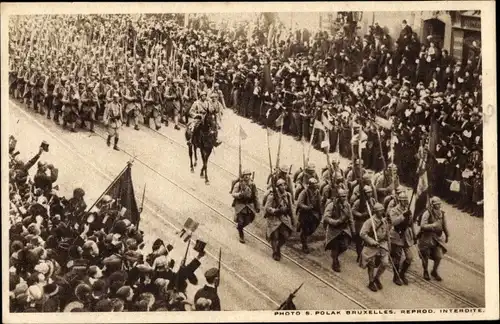 Ak Le Drapeau Francais, Militärparade, Fahnen, Siegesparade