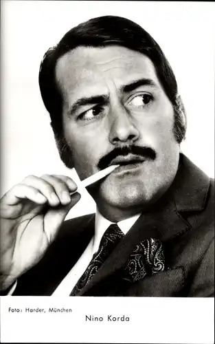Ak Schauspieler Nino Korda, Portrait mit Zigarette