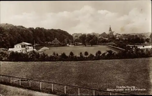 Ak Tschernjachowsk Insterburg Ostpreußen, Sportplatz mit Sporthalle