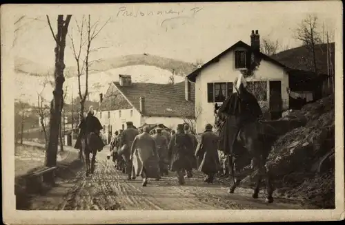 Foto Ak Frankreich, Kaiserliche Kriegsgefangene, I. WK, Ortspartie, Französische Soldaten