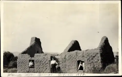 Foto Warner Hot Spring Kalifornien USA, Personen in einer Hausruine Oktober 1914