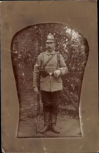 Foto Ak Deutscher Soldat in Uniform, Standportrait, Landsturm