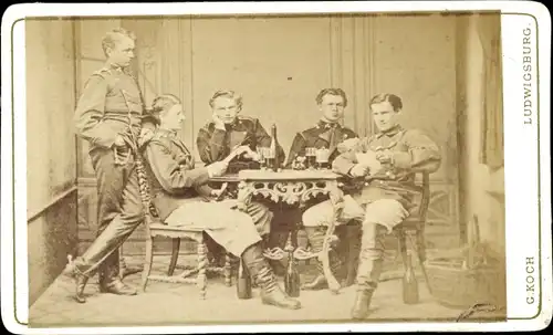 CdV Ernst von Gemmingen, Männer an einem Tisch, Uniformen, Portrait