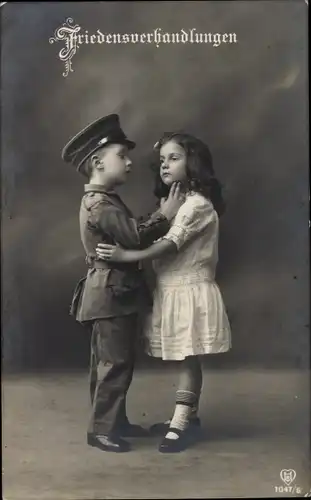 Ak Friedensverhandlungen, Junge in Uniform, Mädchen