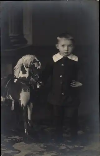 Foto Ak Junge mit Schaukelfperd, Portrait