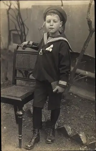 Foto Ak Junge im Matrosenanzug, Portrait