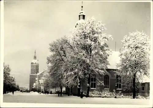 Foto Ak Annaberg Buchholz im Erzgebirge, Kirche, Straßenpartie, Winter