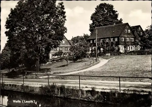 Ak Weifa Steinigtwolmsdorf in der Lausitz, Ortspartie am Fluss, Holzschindelhäuser