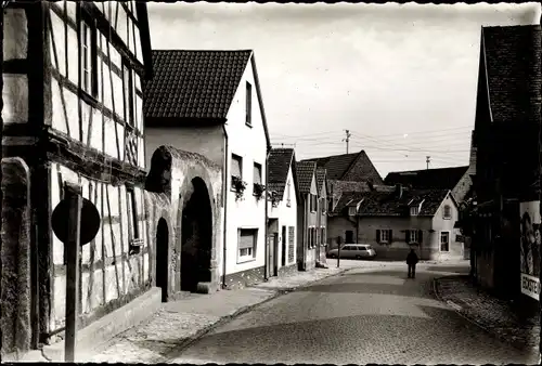 Foto Ak Osthofen in Rheinhessen, Straßenpartie, Fachwerkhaus