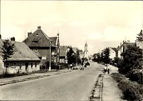 Ak Lindow in der Mark, Blick in die Straße der Jugend, Kirche