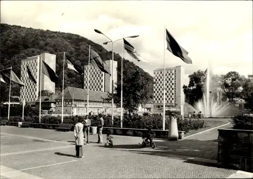 Ak Suhl in Thüringen, Ernst Thälmann Platz, Fahnen