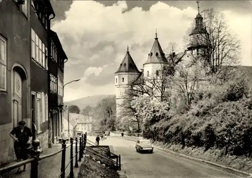 Ak Schleusingen in Thüringen, Straßenpartie, Bertholdsburg, Fußgänger, Auto
