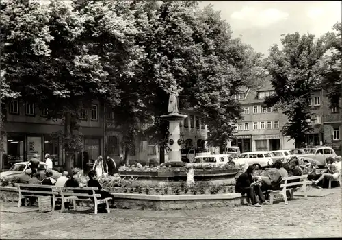 Ak Schleusingen in Thüringen, Brunnen am Markt