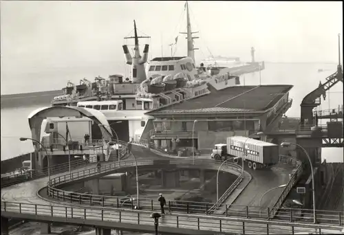 Ak Sassnitz auf der Insel Rügen, Blick auf den Fährhafen, Laster, Fährschiff