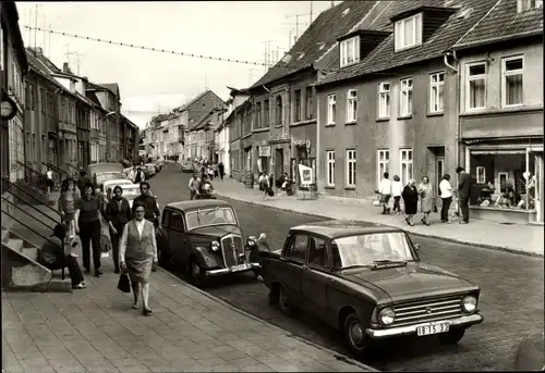 Ak Malchow in Mecklenburg, Straßenpartie, Passanten, Autos