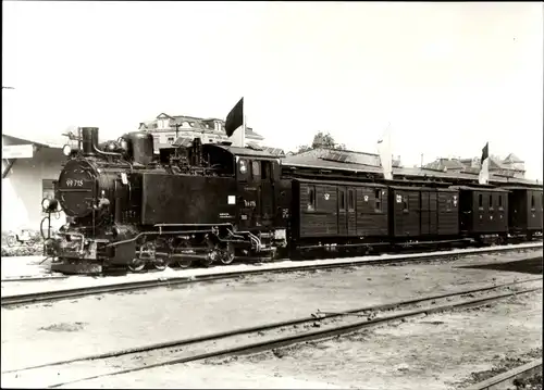 Ak Traditionsbahn Radebeul Ost Radeburg, Lok 99715 im Bahnhof