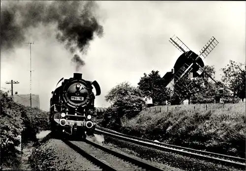 Ak Dampflok in Fahrt, Baureihe 44, 14 194 mit Güterzug, Windmühle Röblingen am See